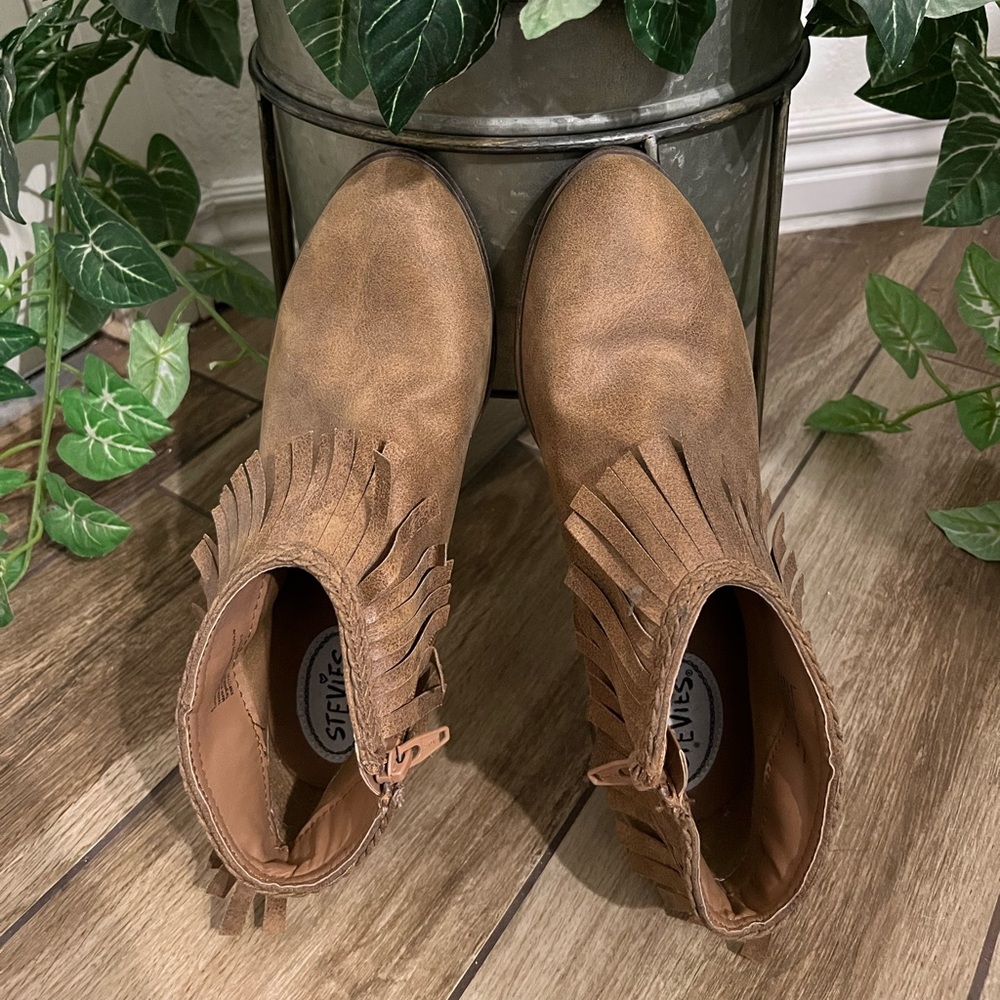 Size 6, Stevie’s Brown Fringe Faux Leather Ankle Moccasin Boots